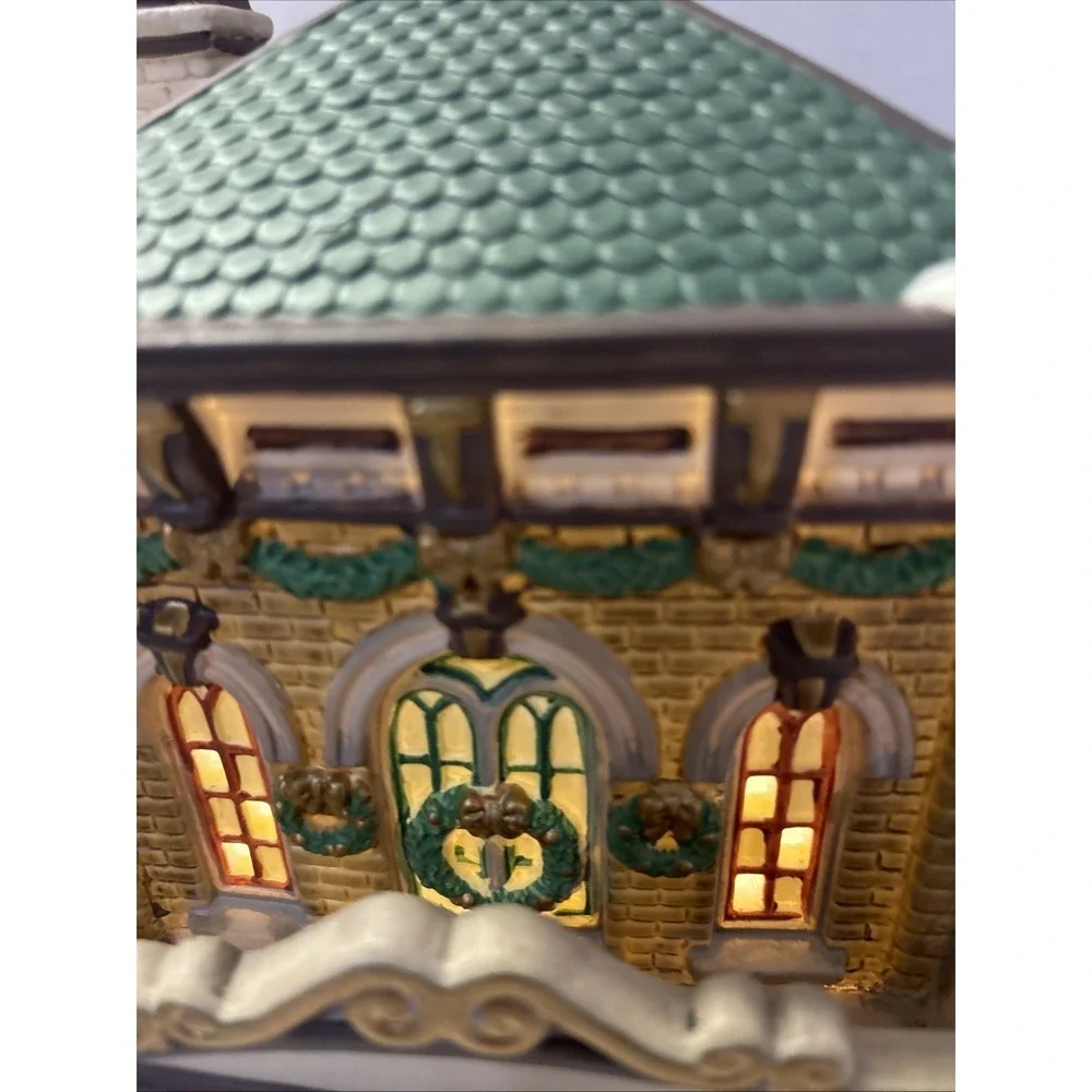 Heartland‎ Valley Village Theater Christmas Deluxe Porcelain Lighted House Works